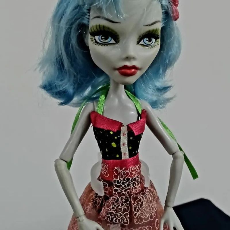 Boneca Monster High Ghoulia Yelps Skull Shores - Foto 1