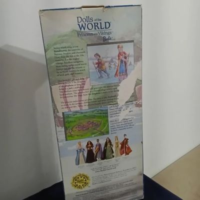 Caixa vazia da boneca Barbie Dolls of the World - Viking Princess - Foto 2
